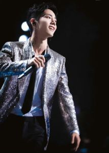 肖战莫文蔚什么时候唱歌_肖战莫文蔚合唱惊艳！舞台默契获赞，网友幻想这对CP