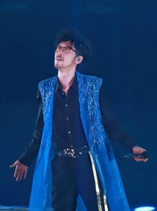 周传雄演唱会座无虚席_周传雄演唱会万人合唱感动全场，经典歌曲唤起粉丝情