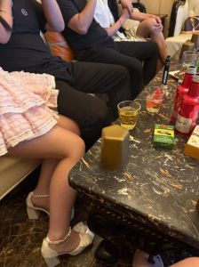 喝了酒唱歌嗓音特别高_喝酒伤嗓，声音沙哑破音？