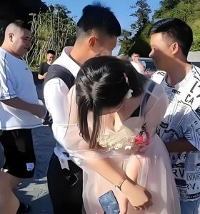 新娘蒙眼摸花生了现场太精彩了_海南婚礼新娘蒙眼找花生，伴郎乱来引尴尬，传统习俗该变变？