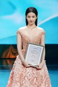 刘亦菲荣获总台视后_刘亦菲凭《玫瑰的故事》获视后，演技获赞！