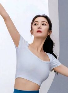 杨幂曝光_杨幂新片《惊蛰无声》，演技获赞，自信满满！