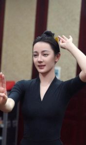 迪丽热巴素颜上节目，真实接地气，魅力不减