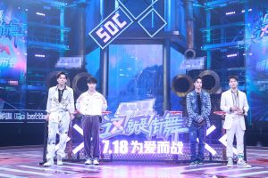 勤天与机器人共舞《果敢》，黄渤王嘉尔直呼过瘾