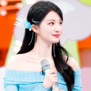 王楚然工作室AI剧宣效果差引骂，艺人方对AI态度不一