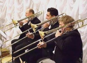 长号的音域比大号高吗_铜管乐器的声音与用途区别