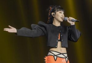 炎明熹唱功什么水平_炎明熹唱功有进步空间，但独特风格值得关注