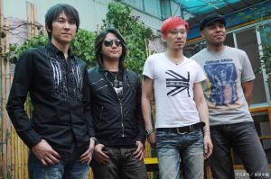 唱摇滚的嗓音叫什么_摇滚唱法多样，沙哑尖啸各有特色，但硬派唱法伤嗓，需注意保护