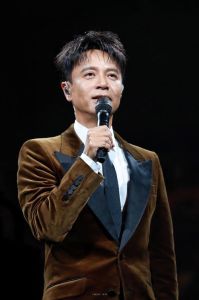 陈小春和李克勤谁唱歌比较好_李克勤陈小春的歌各有特色，红日春光乍泄，经典永流传