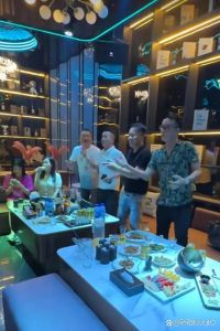 男生会随便给异性唱歌吗_男生对女生唱歌是喜欢还是试探？高校老师与学生界限在哪？