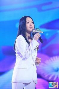 杨钰莹演唱图片_90年代甜歌女神，歌声清澈动人，美貌气质并存的经典