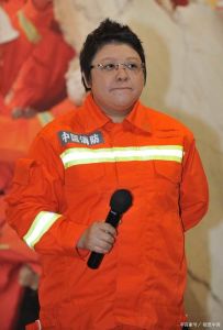 给韩红唱歌的女孩_韩红雷佳同台飙唱，传承师恩，致敬音乐梦想！