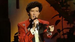 费翔第二次上春晚是哪一年唱的_中美混血男神，曾是金童玉女