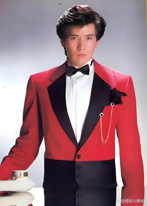 费翔在春晚几点唱的歌_费翔87年春晚惊艳亮相，红燕尾服引爆全国，一夜成名却失去台湾机会