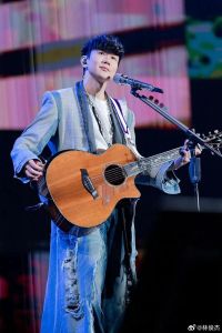 比林俊杰唱功好的歌手_林俊杰唱功稳，高音虽不算顶级，但混声和气息超棒，现场零失误技术厉害