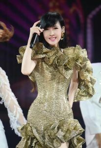 周慧敏2023年演唱会_周慧敏郑州演唱会，青春回忆，经典老歌，超感人！