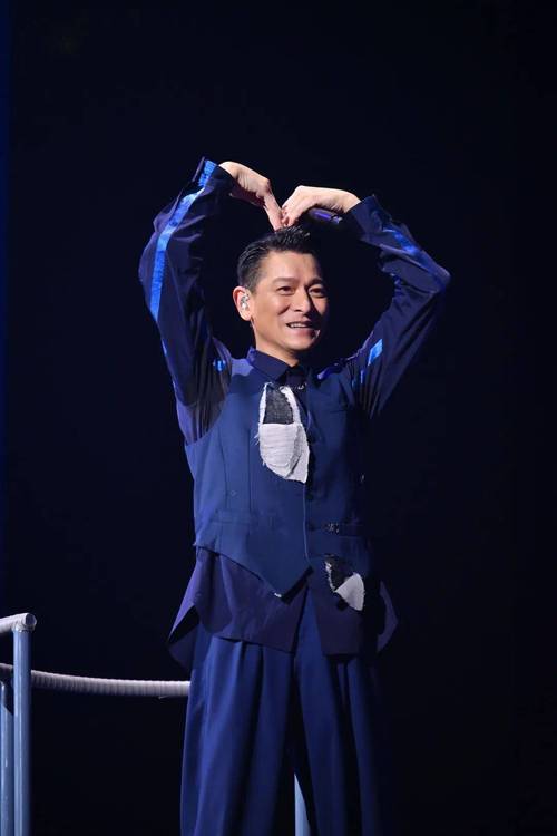 刘德华近几年的演唱会_刘德华演唱会热度下滑，线上直播效果受质疑，未来或影院放映再上线