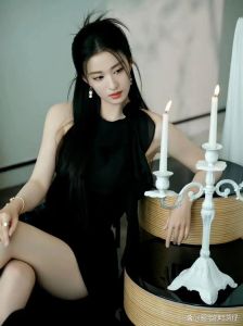 王楚然巴黎迪奥惊艳亮相，黑色长裙性感迷人