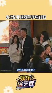 大S女儿玥儿12岁懂事了，元宵节给奶奶张兰惊喜送手写对联马到成功！