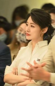 周涛拍短剧演喜剧，网友担心形象，她会演好吗？