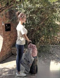 吉娜机场红毛衣配牛仔裤，身材太惊艳！网友，怀疑人生！