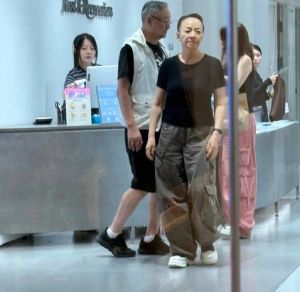 宋丹丹回国与儿媳妇亲密互动，幸福满溢！