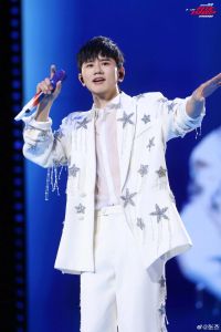 张杰的演唱会怎么样_张杰演唱会震撼！嗓音棒，AI特效绝美，宠粉感动，超棒体验！