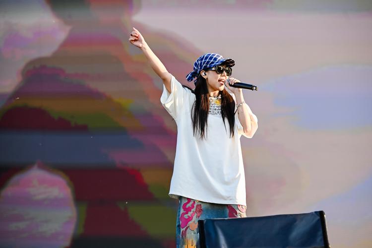 女生能唱到e3算低音吗_女声E3是中音，C5是高音极限，保护嗓子很重要！