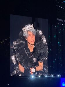 薛之谦温州演唱会是_薛之谦温州演唱会爆满！6万人冒雨捧场，门票2分钟售罄，带来7000万收入！