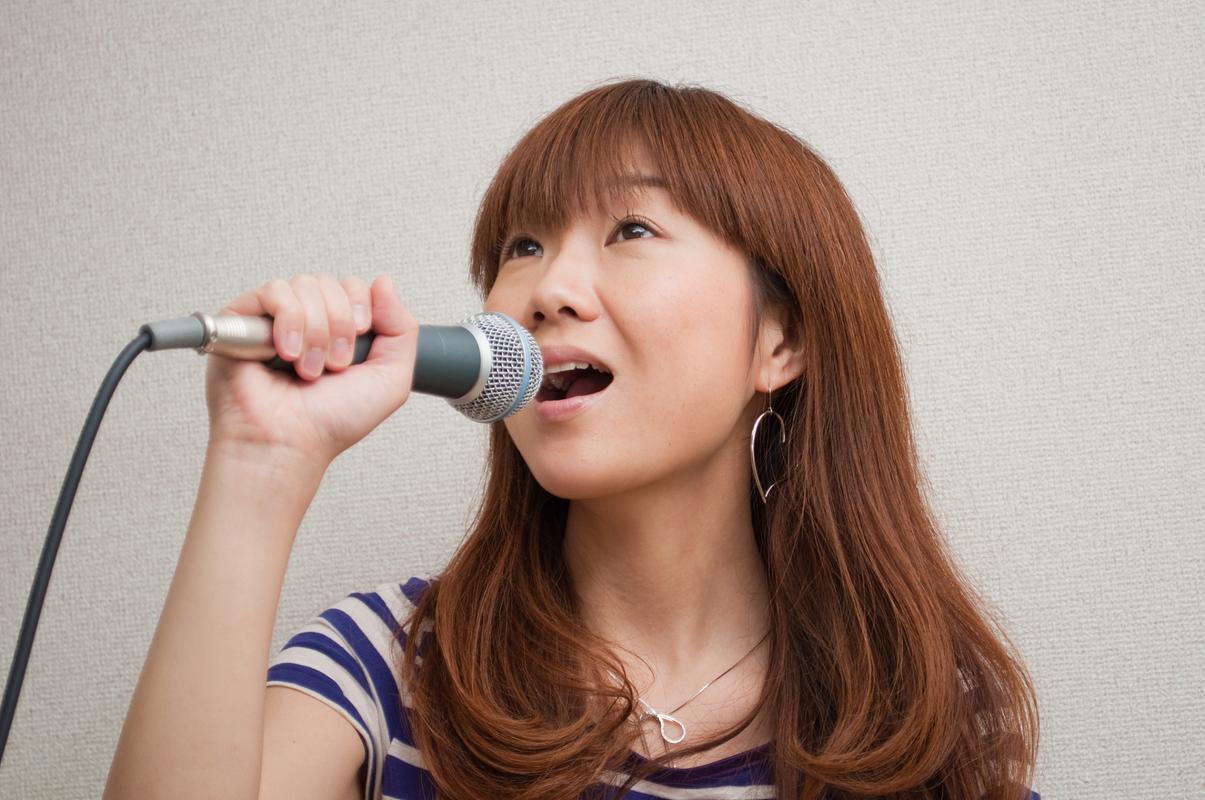 女生能唱到e3算低音吗_女声E3是中音，C5是高音极限，保护嗓子很重要！