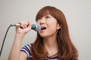 女生能唱到e3算低音吗_女声E3是中音，C5是高音极限，保护嗓子很重要！