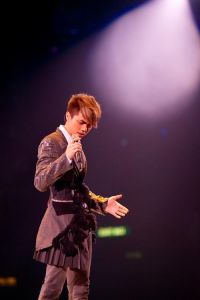 张敬轩历年演唱会_张敬轩20周年演唱会爆满，实力获赞，新歌惊喜不断！