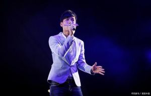 E4一换偏高男高音_普通男歌手唱高音难，需要技巧，否则易伤嗓子