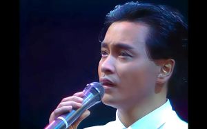 张国荣告别歌坛演唱会_张国荣告别演唱会经典难忘，为何没唱《夕阳之歌》？