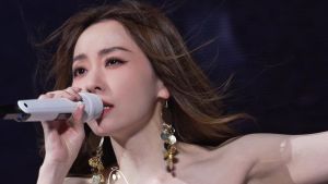 张靓颖成都跨年演唱会歌单_张靓颖成都演唱会惊艳全场，荧光棒嗨翻全场！