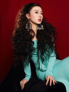 单依纯现场唱功分析_修音技术让音乐综艺里的歌声听起来太好听，反而模糊了选手真实水平