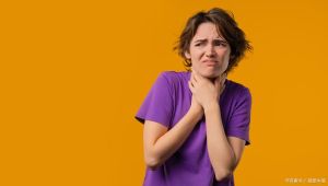 嗓音涩沉_嗓子干累别忽视，多喝水少说话来护嗓！