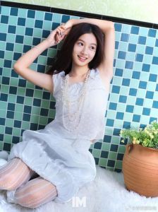 15岁赵钰琪新剧《但愿人长久》杀青，戏迷期待她感情戏表现