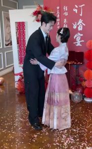 错送新娘喜团圆，两对情侶终成眷属