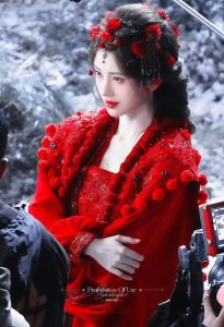 鞠婧祎《月鳞绮纪》爆火，华服惊艳，狐仙CP吸睛！