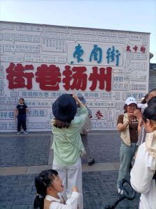 北京丁香诗会，不收门票，外卖小哥保洁也能上台写诗，胡同里热闹非凡！