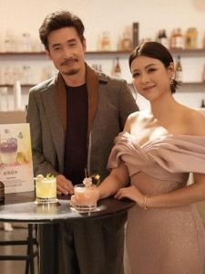 陈豪为陈茵媺庆生一家五口温馨聚餐，被赞好看！