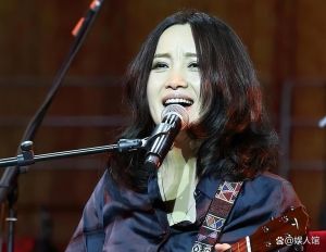 斯琴格日乐，春晚天后情路坎坷，57岁独自疗伤