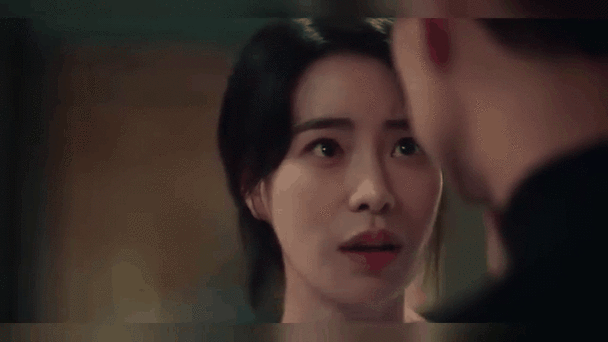 林智妍新剧海报，恶女穿越现代表情懵圈，网友调侃被PS过去