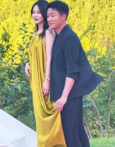 佟大为关悦景德镇偶遇，穿得普通超接地气，手牵手超有爱