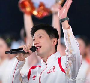 全运会闭幕式唱歌的运动员_苏炳添马龙闭幕式合唱《气势如虹》，传递全运精神！