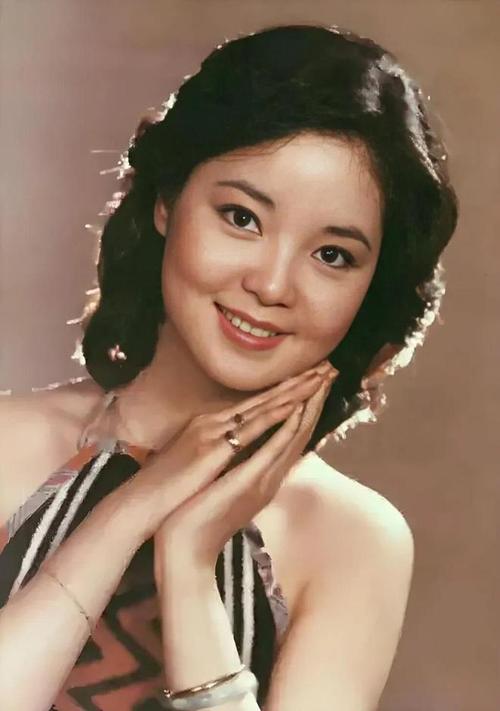 类似邓丽君嗓音的现代女歌手_活邓丽君刘倩文等18年模仿邓丽君，各有特色，邓丽君家属认可！