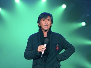 林子祥被誉为香港第一男高音_香港铁肺林子祥，实力唱功超绝，经典歌曲《男儿当自强》展现高音功力！