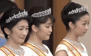 在公主成年礼上，大臣们如何共同演奏庆祝音乐，彰显尊荣仪式中的使用与意义？